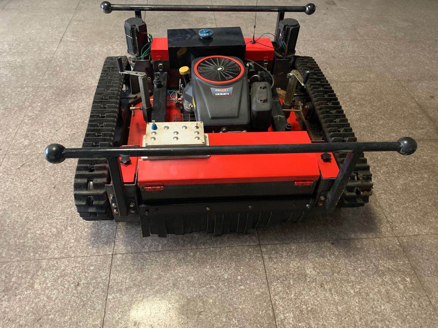 遙控<font color='red'><font color='red'>割草機</font></font>乏力難題是怎